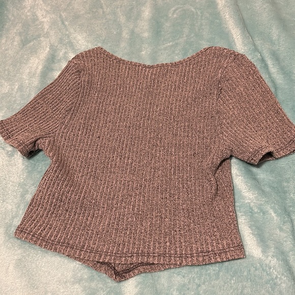 A gray cropped top shirt - Picture 4 of 4